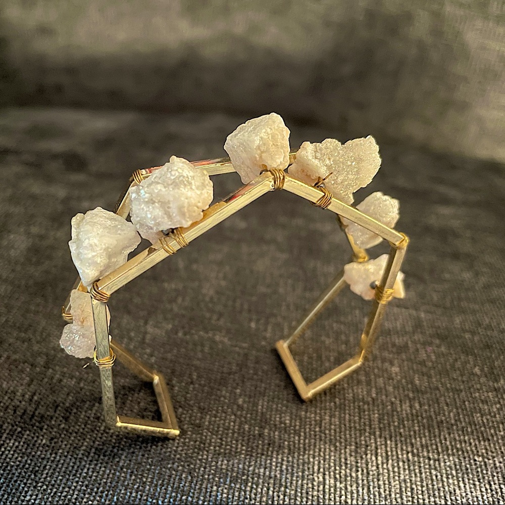 Gold sculptures bracelet with white crystals